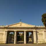 Camminiamo sin dove sulla destra si apre il viale che conduce all�entrata in stile tempio greco del Cimitero Monumentale, ottocentesca area della necropoli che accoglie vere e proprie opere d�arte funerarie